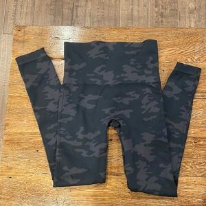 New Spanx Camo Leggings Small NWOT
